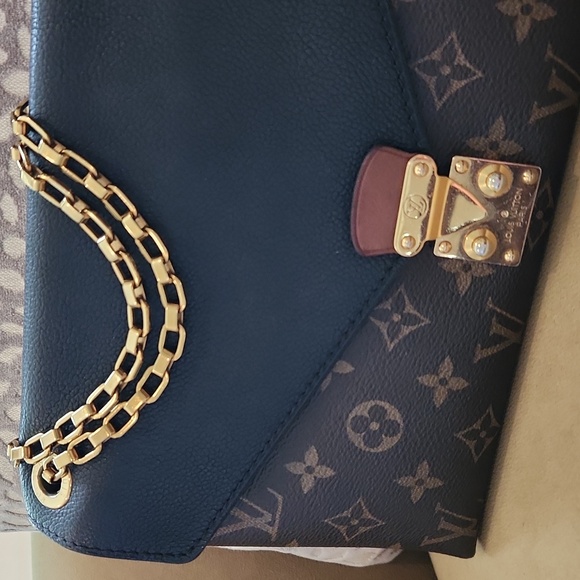 Louis Vuitton, Pallas Chain Monogram Canvas with Calfskin - Picture 2 of 16